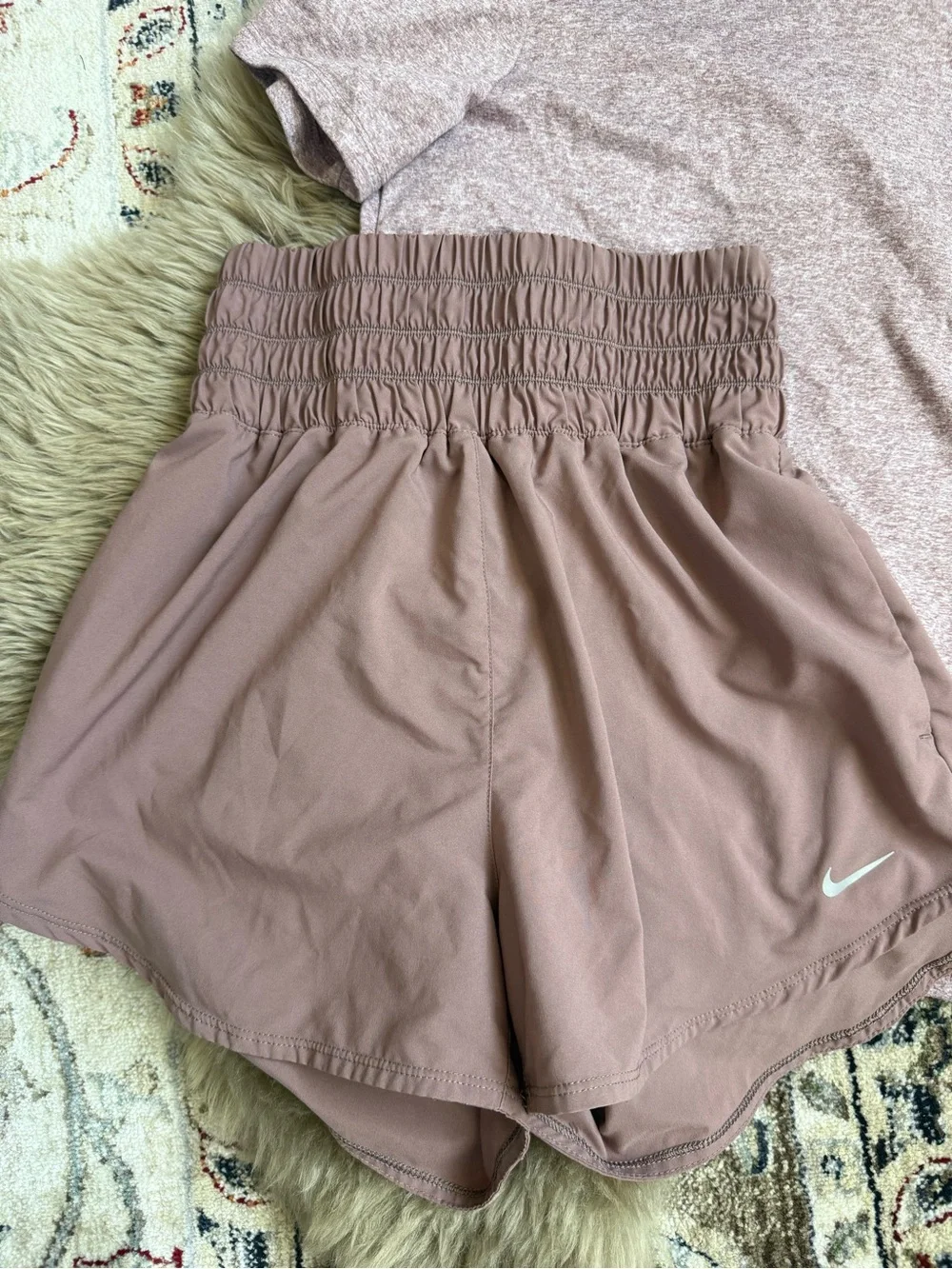 Nike Dri-FIT Women’s Set Heathered Tee Ultra High Waisted Shorts Small Medium - Picture 2 of 8